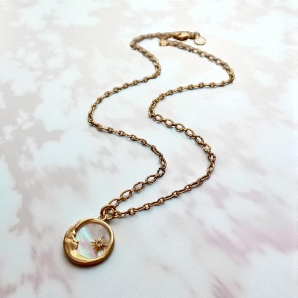 18k Gold Plated 3D Crescent Moon Pendant Necklace. New. - Picture 4 of 15